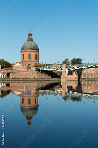 Monument ancien se reflétant dans un fleuve en France 