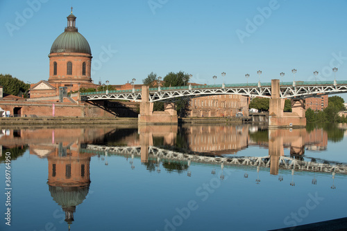 panorama sur église et pont se reflétant sur un fleuve en ville 