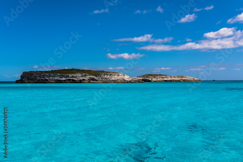 The blue skies and turquoise waters of the Caribbean island of Eleuthera, Bahamas © Ian Kennedy