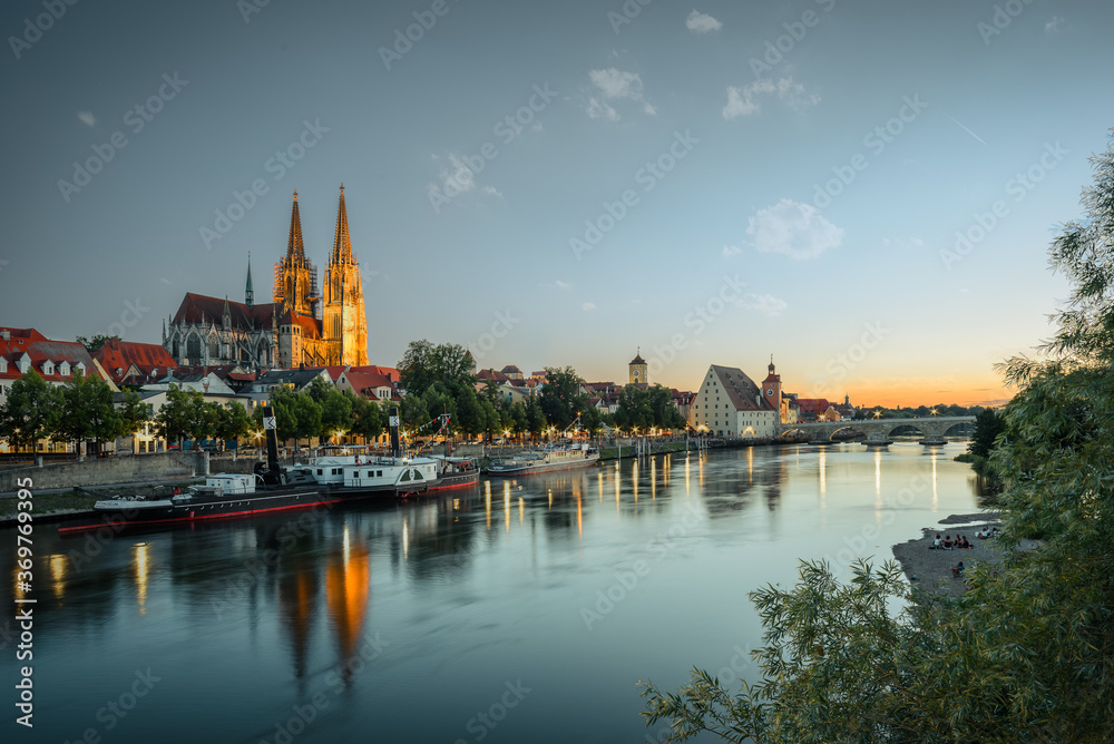 Blick auf Donau und Dom bei Sonneuntergang und Twilight