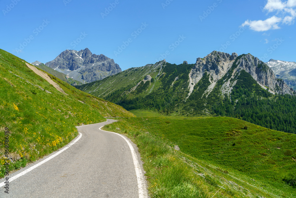Naklejka premium Mountain landscape along the road to Crocedomini pass