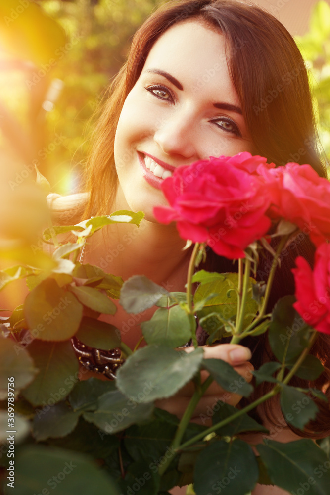 Naklejka premium hübsche Frau mit Rosen