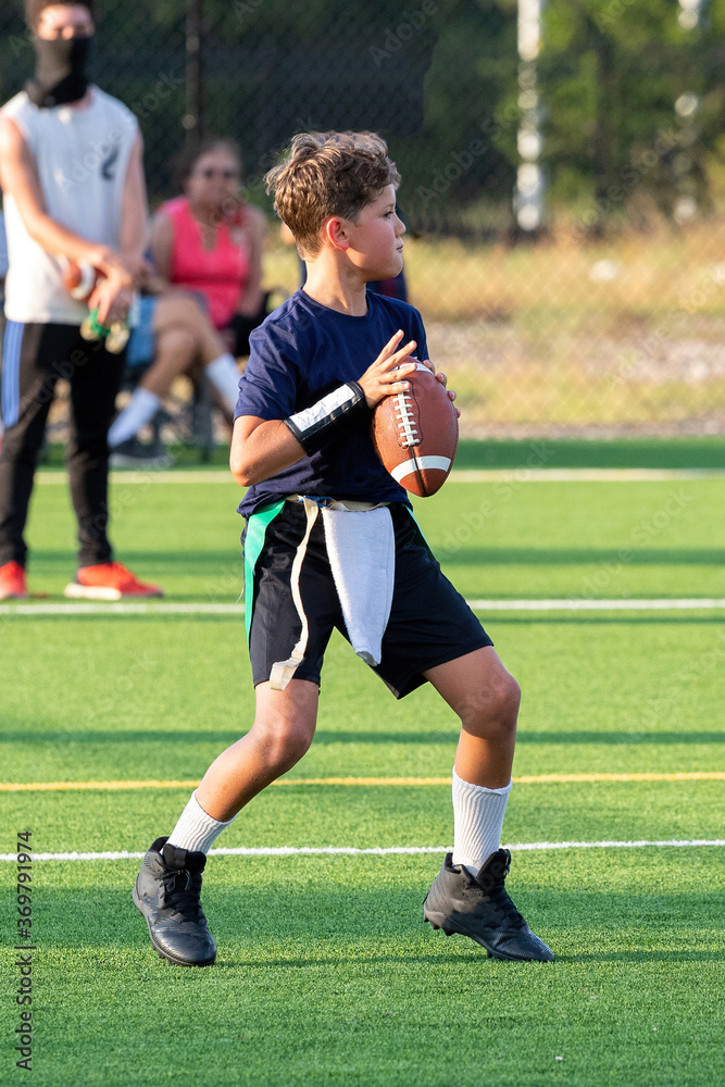 Obraz premium Young athletic boy playing in a flag football game
