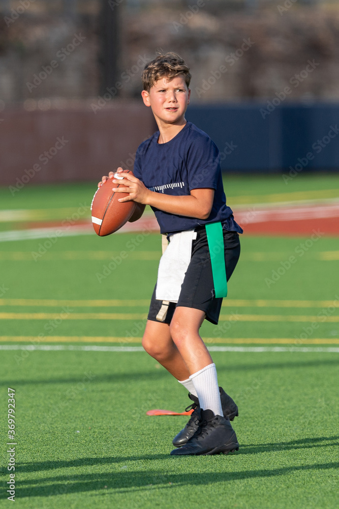 Obraz premium Young athletic boy playing in a flag football game