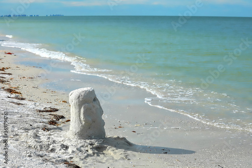 Photo Moai head sand sculpture on Fort Myers Beach, Florida, USA.