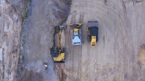 Erdbau: Bagger, Walze, Bulldozer auf einer Tiefbau Baustelle aus der Vogelperspektive