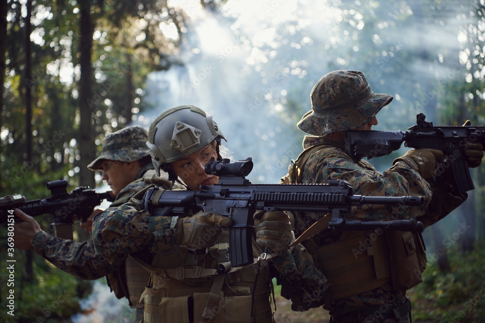 Fototapeta premium Soldier Woman as a Team Leader