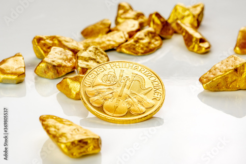 Photos golden austrian philharmoniker one ounce coin laying on a heap of golden nuggets