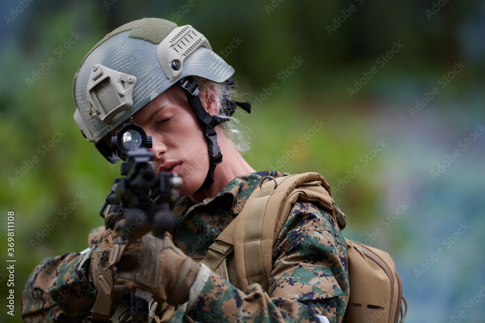 Fototapeta premium woman soldier