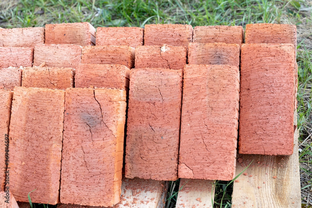 Foto de Racks with fullbodied bricks. Several pallets of red bricks