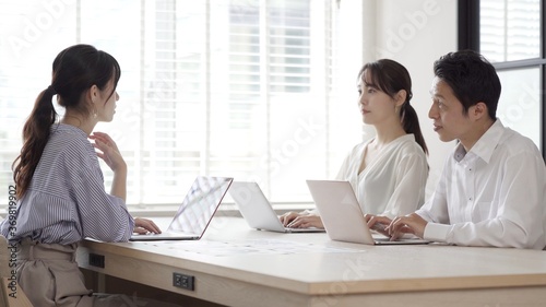 会議室で仕事をする男女