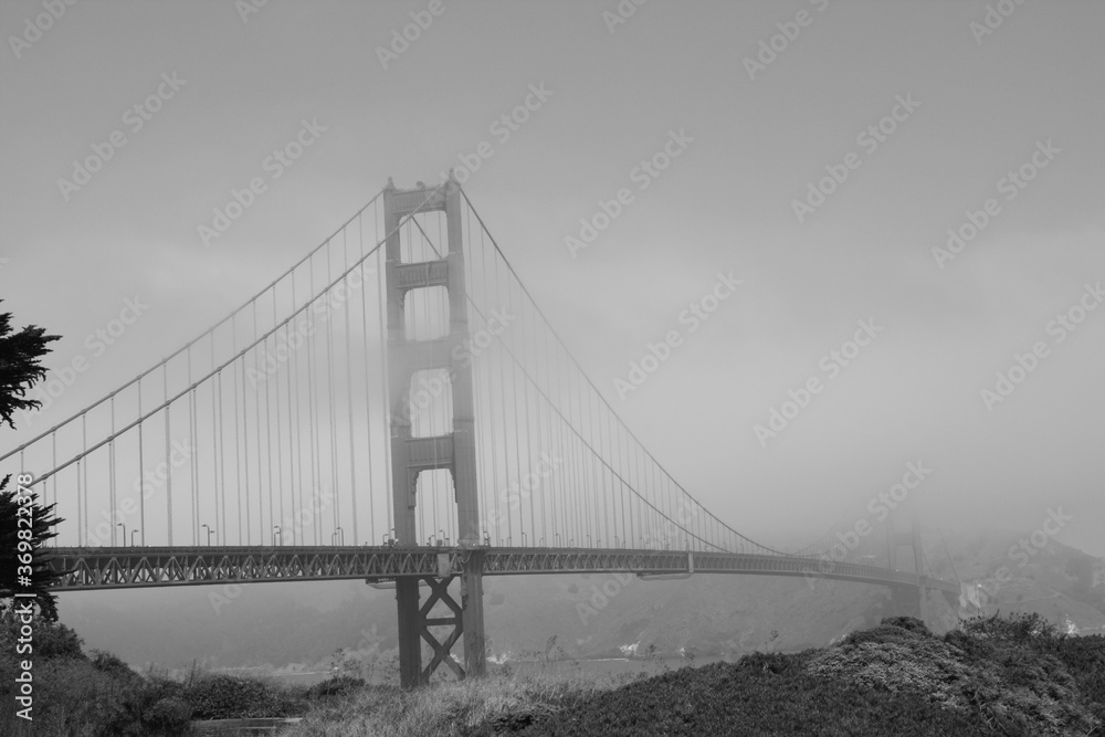 Famous Golden Gate Bridge, San Francisco, Californie, États-Unis, USA in black and white, monochrome.