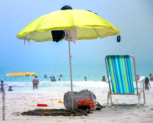 guarda-sol na praia cadeira de praia na areia e mar. beach chair sun sand 