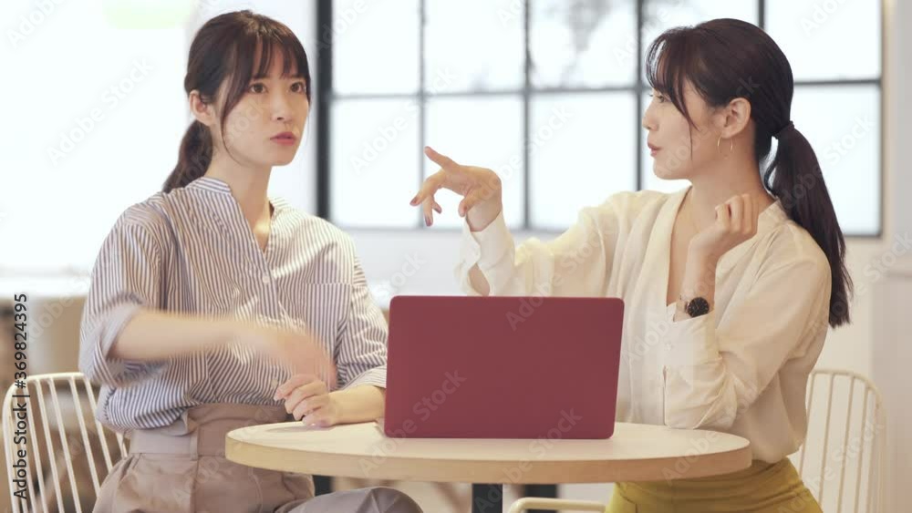 カフェで話をする女性 カフェで話をする女性