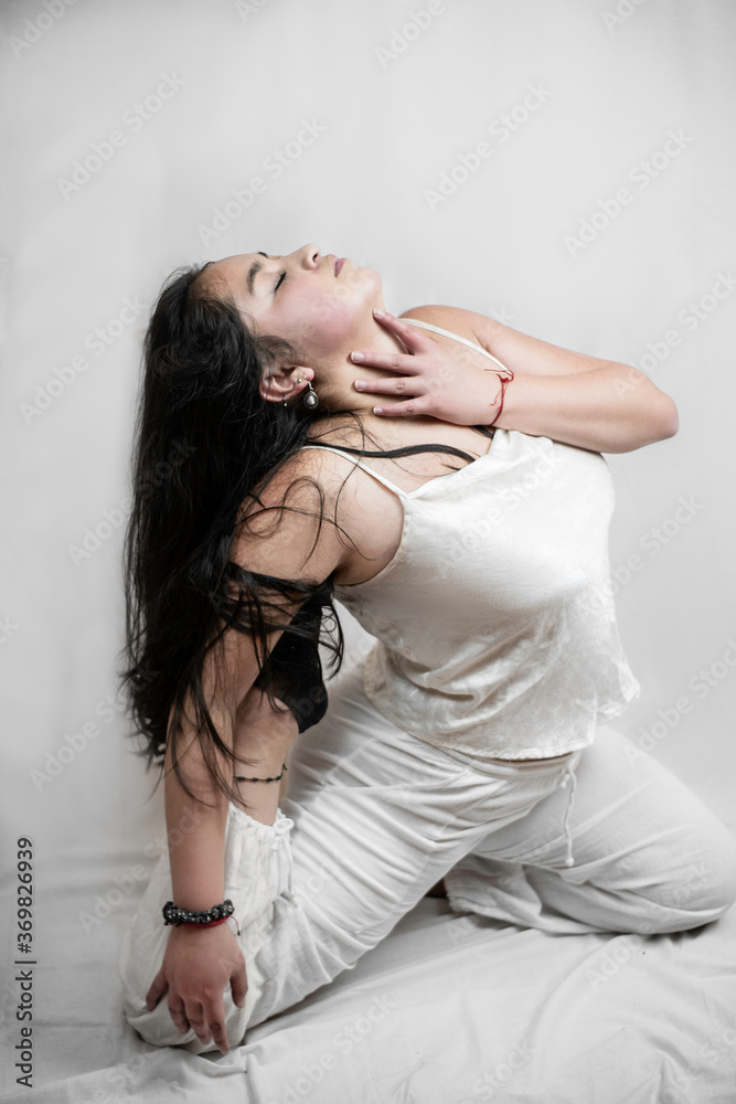 Naklejka premium chica haciendo yoga en la mañana