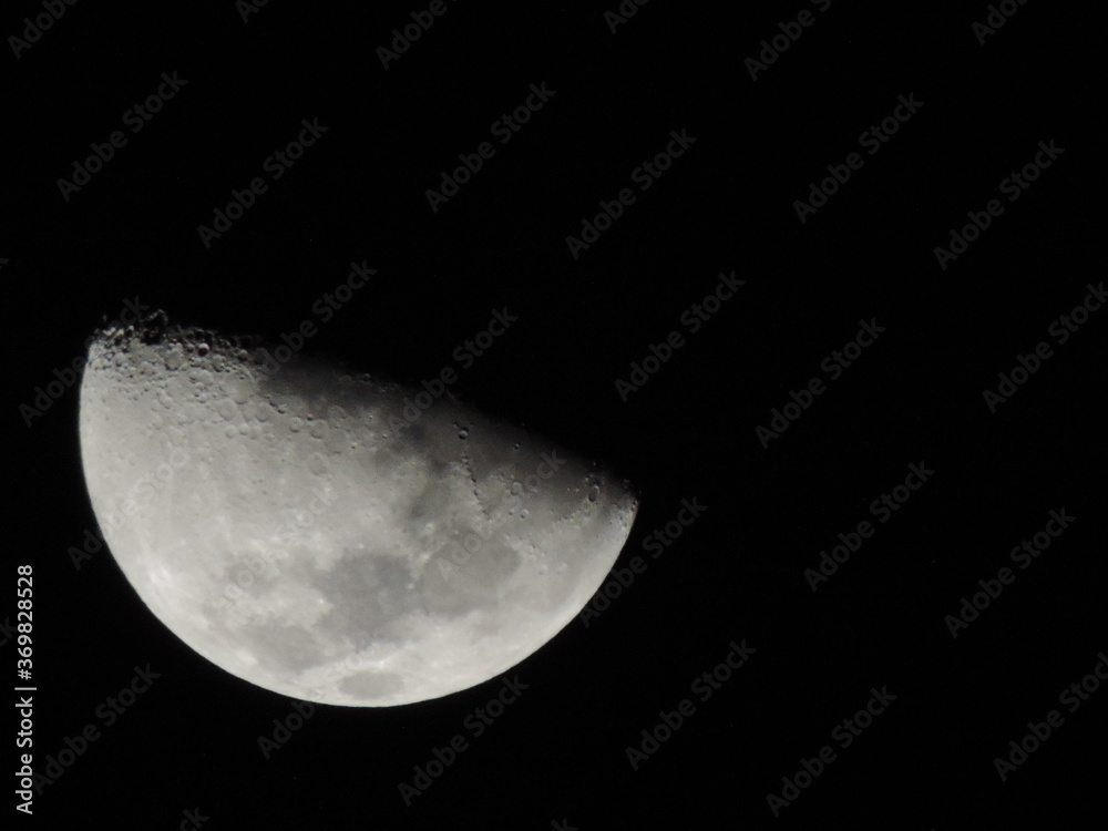 The moon is beautiful...
A lua é bonita... The moon is beautiful...
A lua é bonita...
