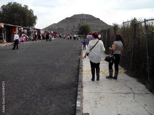 Piramides de Teotihuacan en CDMX, turistas