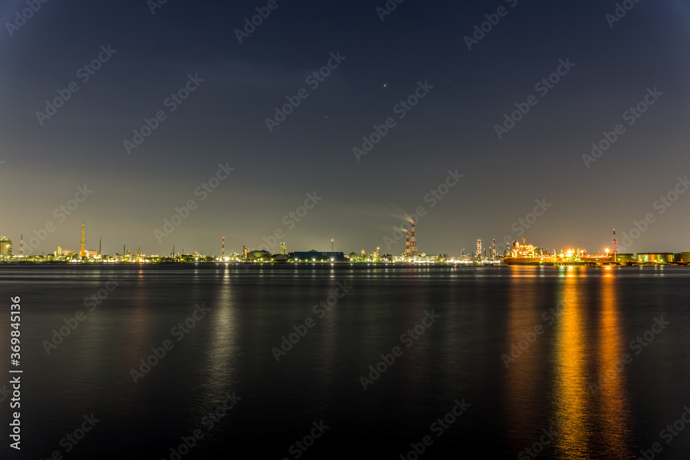 堺泉北臨海工業地帯の夜景と停泊中の船　高石市側から