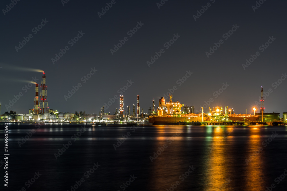 堺泉北臨海工業地帯の夜景と停泊中の船　高石市側から