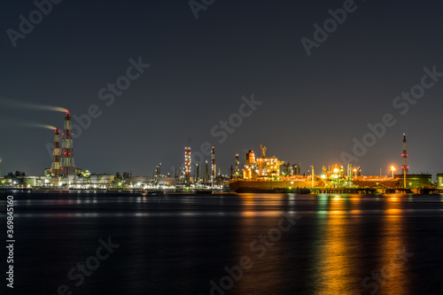 堺泉北臨海工業地帯の夜景と停泊中の船 高石市側から