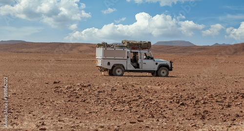 Allrad Geländewagen in der Steinwüste Namibia Südafrika 