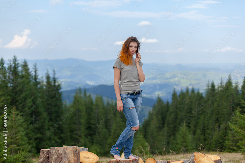 Naklejka premium girl posing and gesturing in the mountains