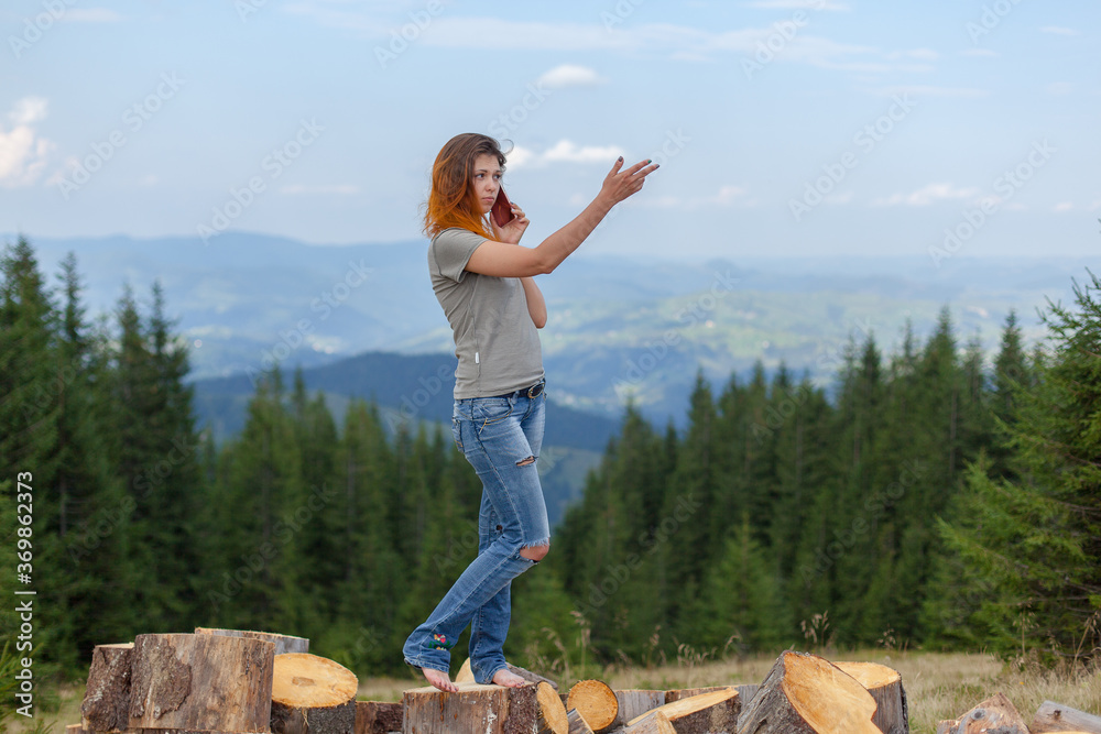 Naklejka premium girl posing and gesturing in the mountains