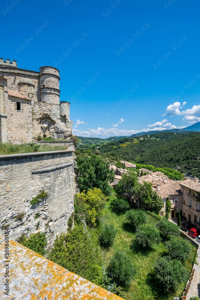 Obraz premium Le Barroux, village perché du Luberon en France.