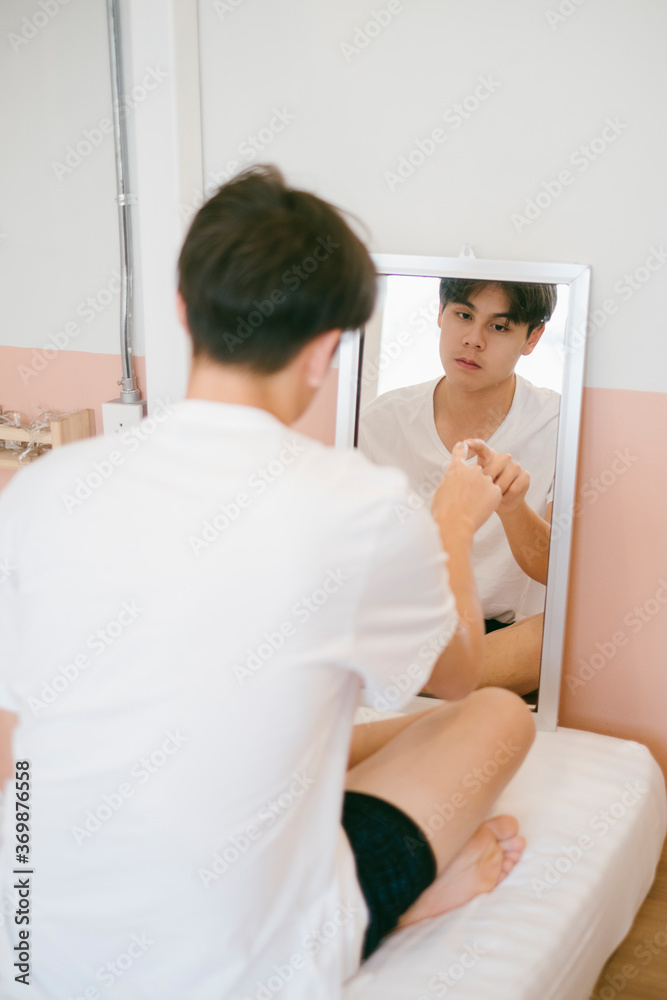 The guy with empty mind infront of the mirror.