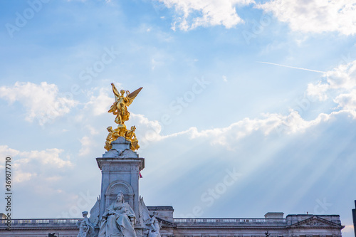 The sculpture in front of Buckingham Palace, in London. фототапет