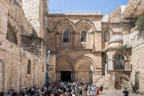 Slika na platnu Numerous tourists stand at the entrance to the Holy Sepulchre in the Old City in