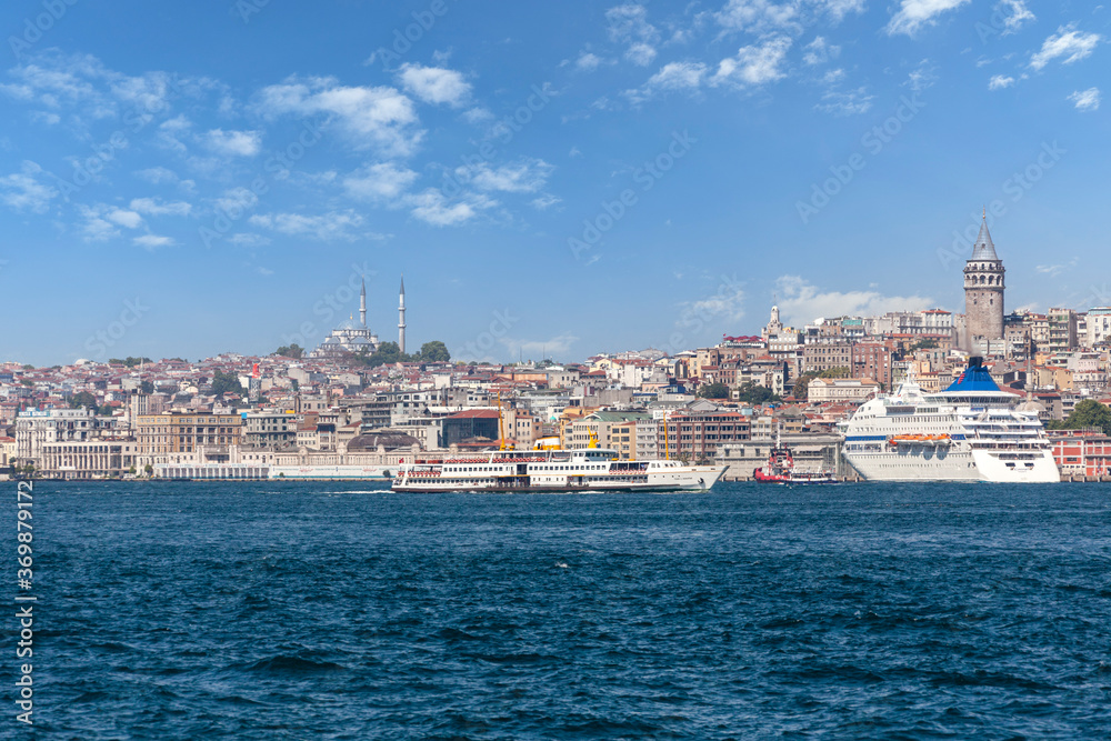 Blick über den Bosporus zum Instabuler Stadtteil Tophane mit dem Galataturm und einem Kreuzfahrtschiff, Istanbul, Türkei