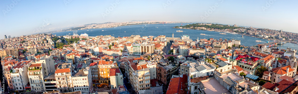 Blick vom Galataturm auf die Stadtteile Karaköy (re.Europa) und Üsküdar (Asien li.) und den Bosporus, Istanbul, Türkei