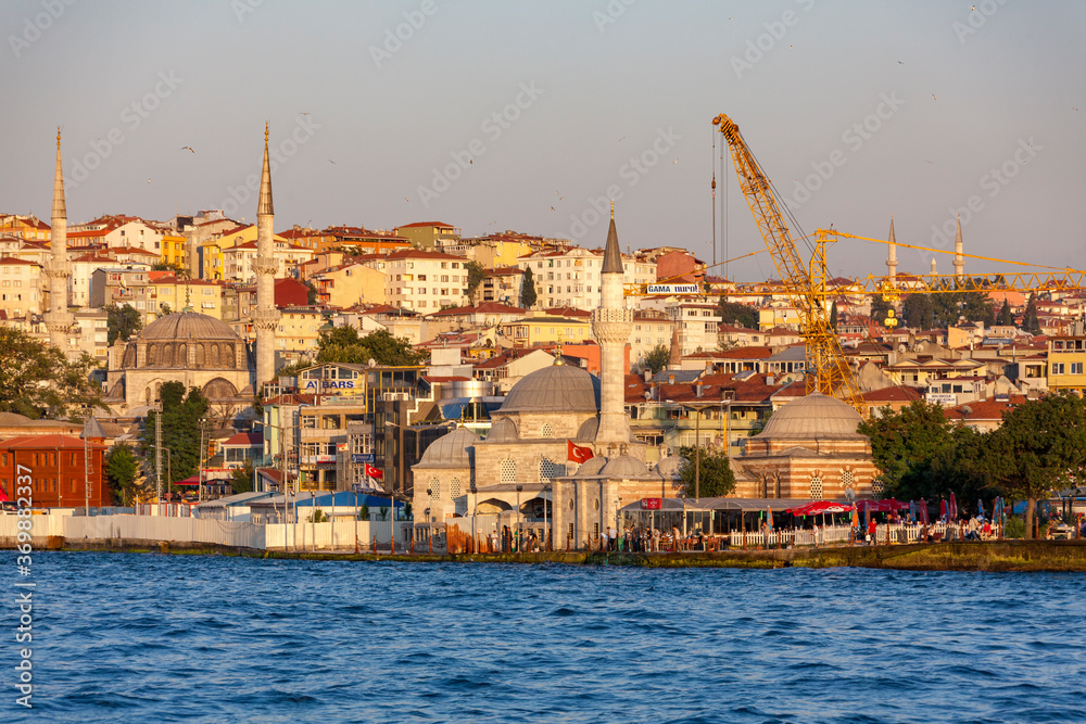 Blick über den Bosporus auf die Ahi Çelebi Moschee, Istanbul, Türkei