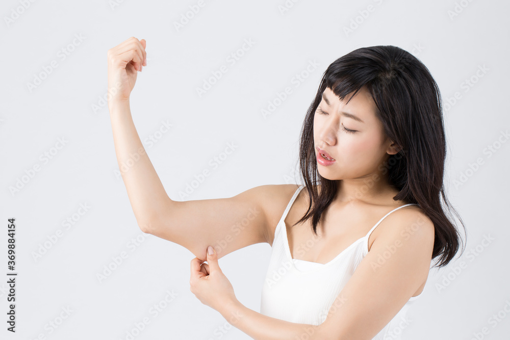 二の腕に悩む女性 二の腕に悩む女性