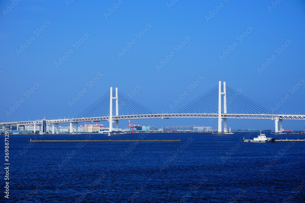 Naklejka premium 横浜ベイブリッジと青空