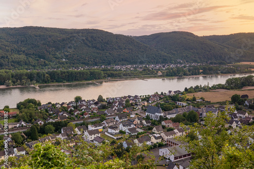 Abendlicher Blick auf den Weinort Leutesdorf am Rhein, Rheinland-Pfalz © Andreas Gillner