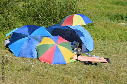 Entspannung am Seeufer unter Sonnenschirmen