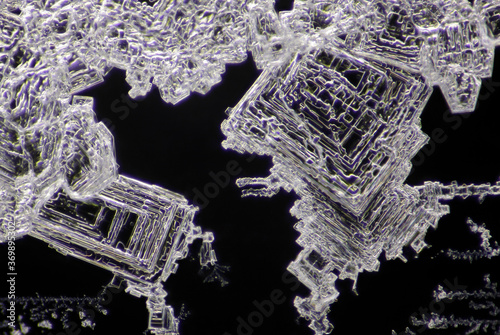 Foto Microscopic view of sodium chloride crystals