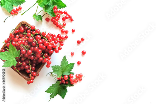 Canvas Print fresh red currant in a wooden bowl isolated on white background