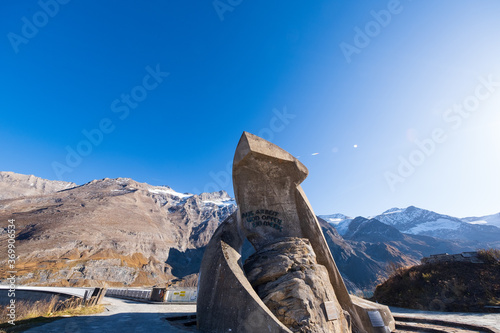 ein Denkmal am Stausee Mooserboden in Österreich