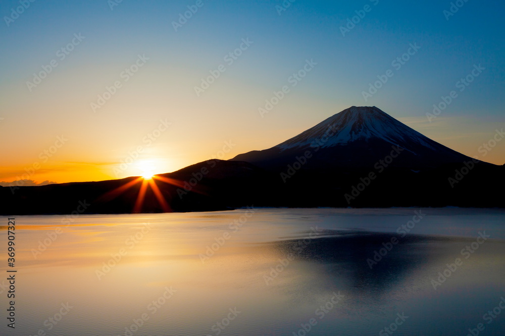 富士山と日の出、山梨県本栖湖にて