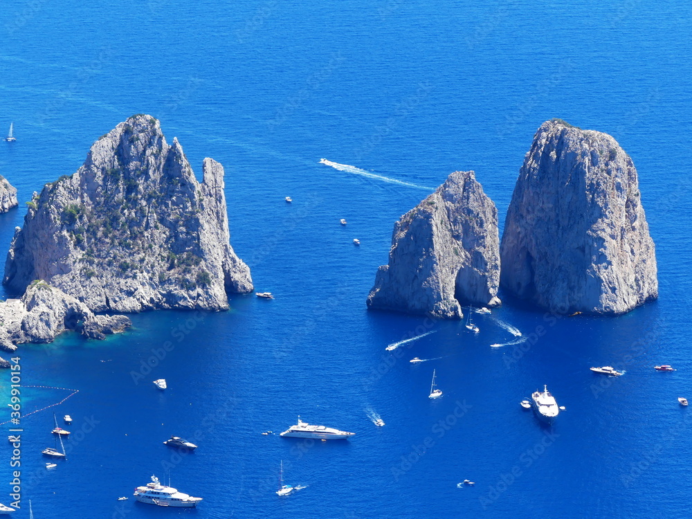 Les trois rochers Faraglioni sur la côte de Capri au large de Naples