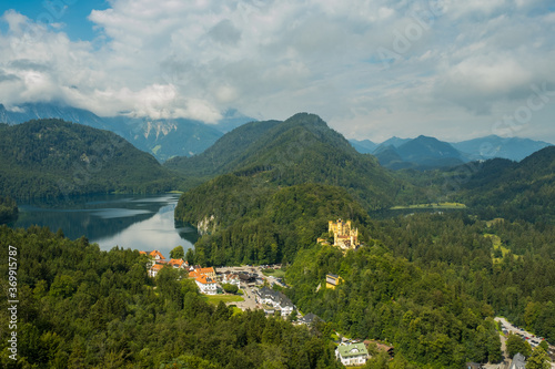 Blick auf das Schloss Hohenschwangau und den Alpsee