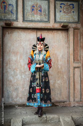 mongolian lady in traditional clothing