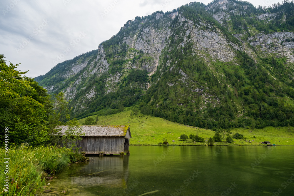 Obraz na plátně ein Bootshaus am Ufer des Königssees