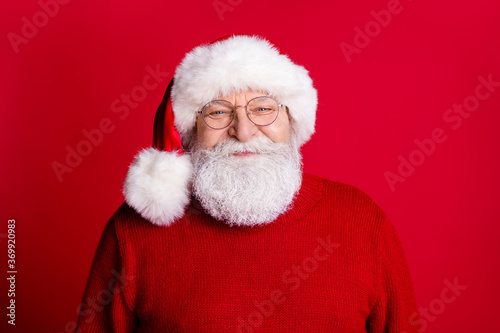 Close up portrait of positive cheerful old man retired pensioner wear bright sweater santa claus hat enjoy holly jolly newyear holiday isolated over shine color background