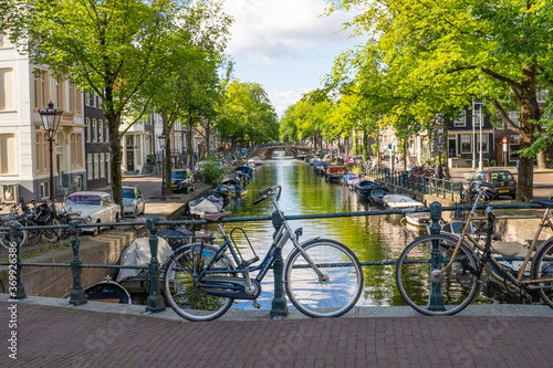 Kanal in Amsterdam mit Fahrrädern