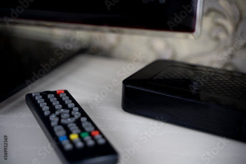 Canvastavla TV set-top box remote and TV, depending on the TV