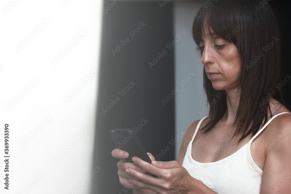 Mujer usando el móvil Mujer usando el móvil